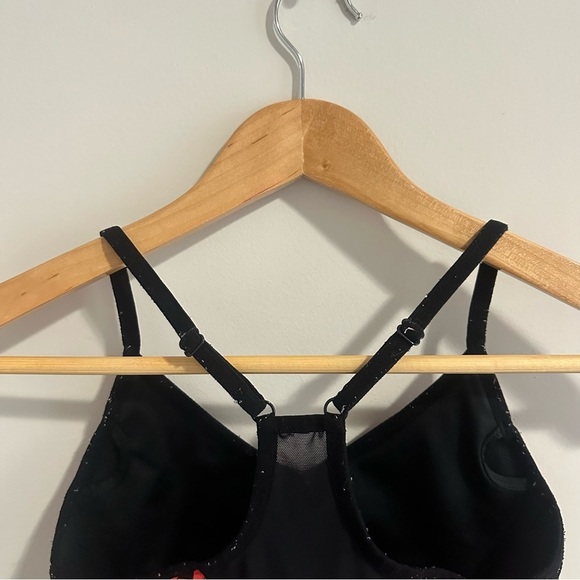 3/$20⚡️ Red and Black Patterned Racerback V-Neck Nike Sports Bra - Picture 10 of 12